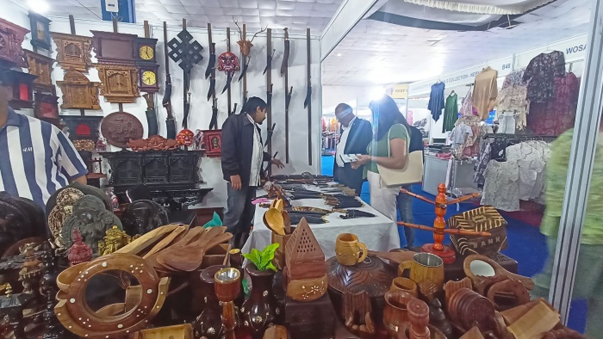 भृकुटीमण्डपमा सार्कस्तरीय व्यापार मेला जारी, स्वदेशी र विदेशी उत्पादनमा झुम्मिए उपभोक्ता